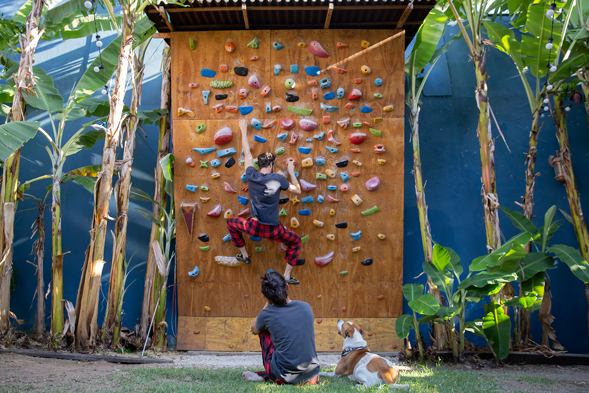 Tião e sua mãe, observando o papai na parede de escalada