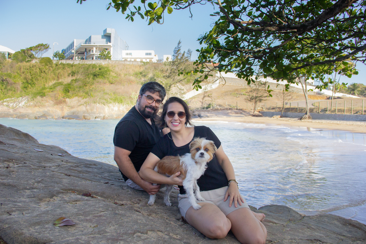 Linguado e família, posam na pedra, em frente a praia