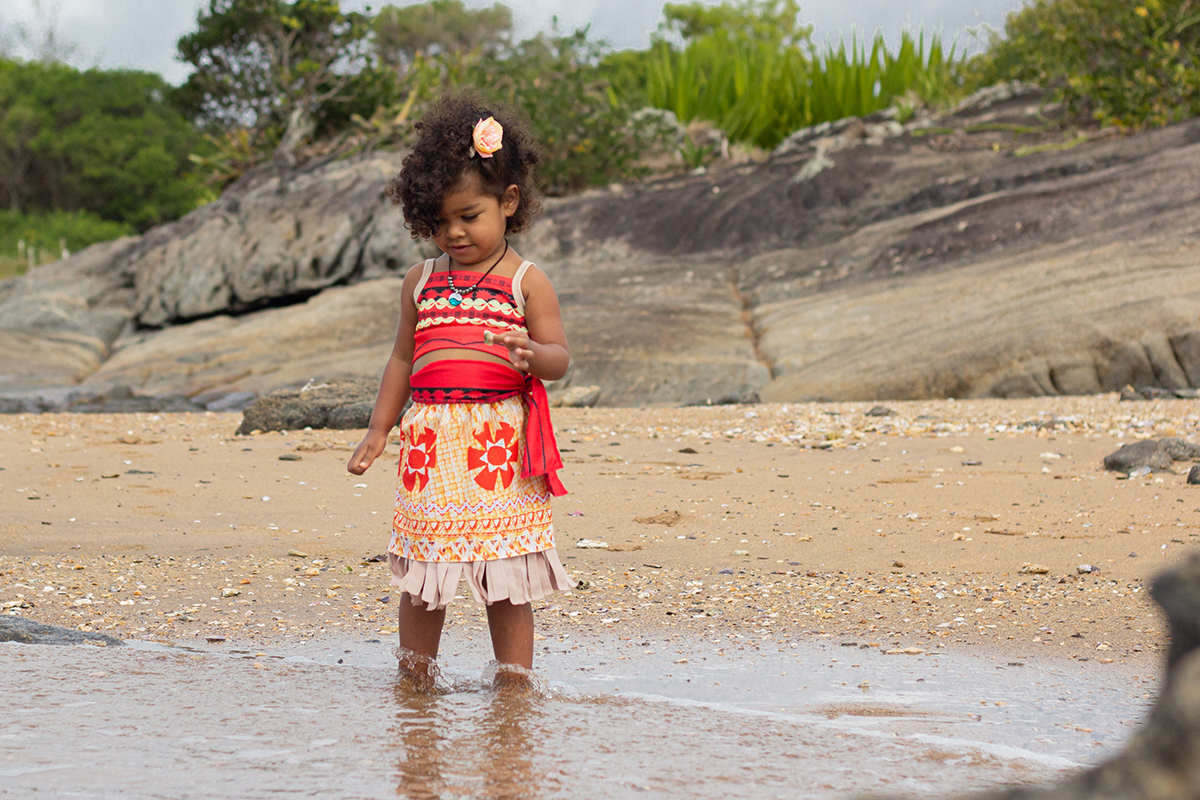 modelo vestida de moana, na praia
