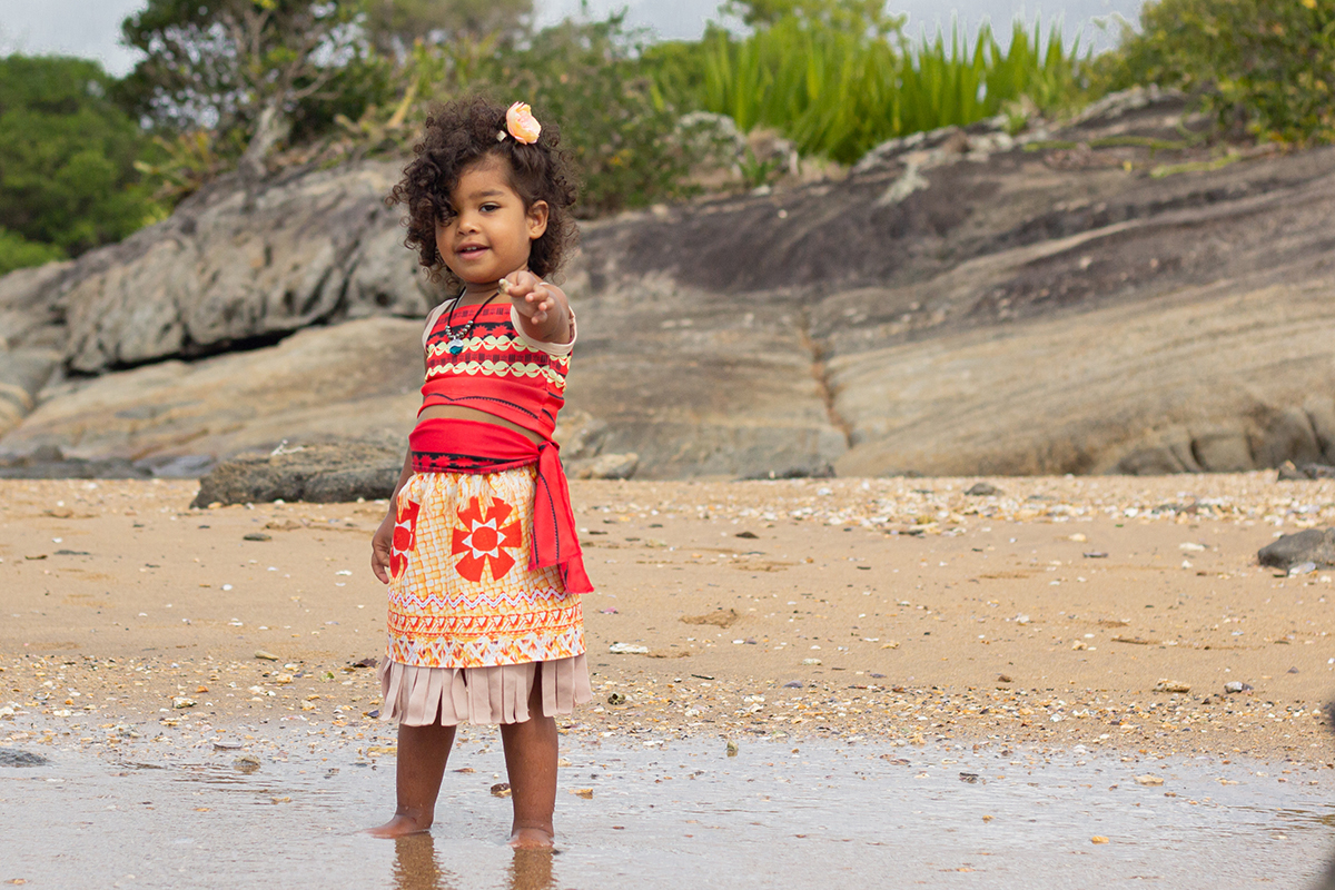 modelo vestida de moana, na praia