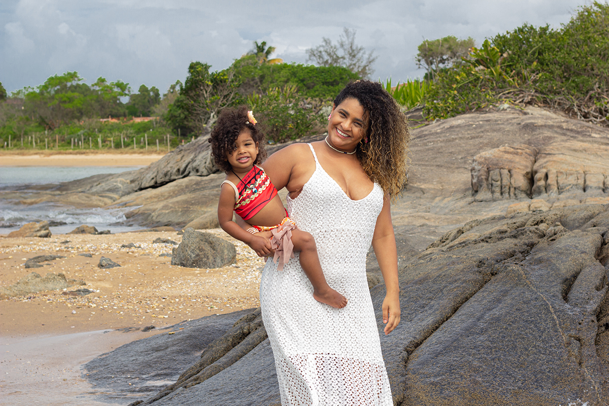 modelo com a mamãe, posam na praia