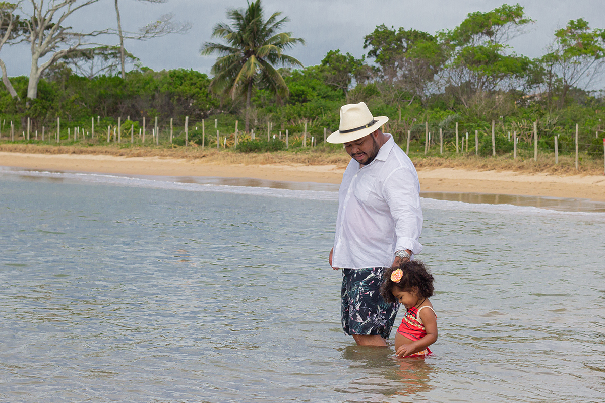 Modelo brinca como pai na agua do mar 