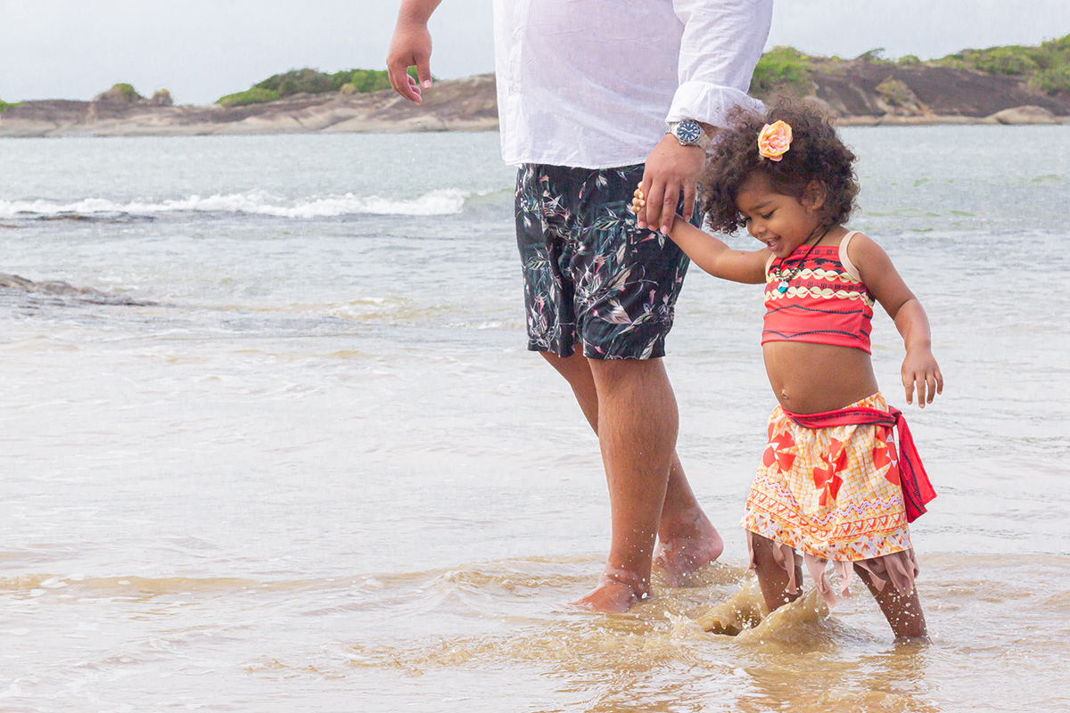 Modelo brinca como pai na agua do mar 