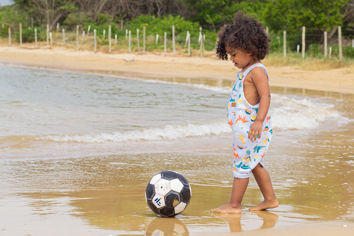 modelo brinca de bola na areia