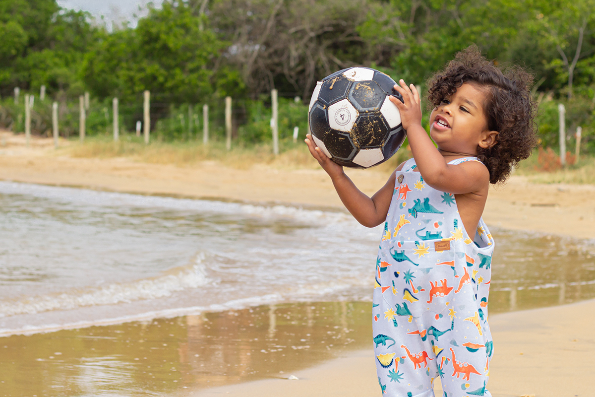 modelo brinca de bola na areia