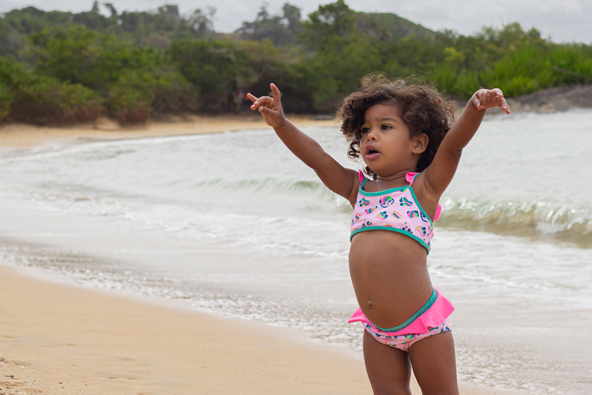 modelo de biquini,  brinca no mar