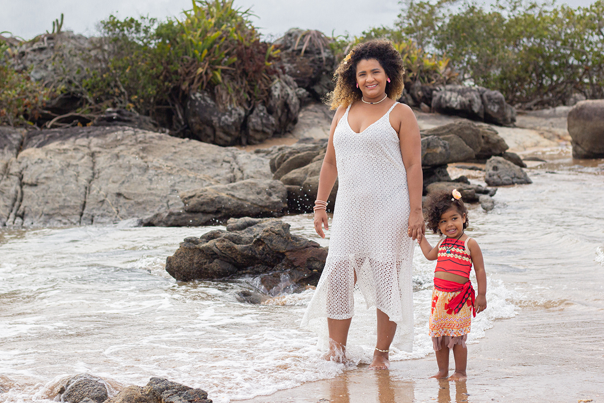 modelo com a mamãe, posam na praia