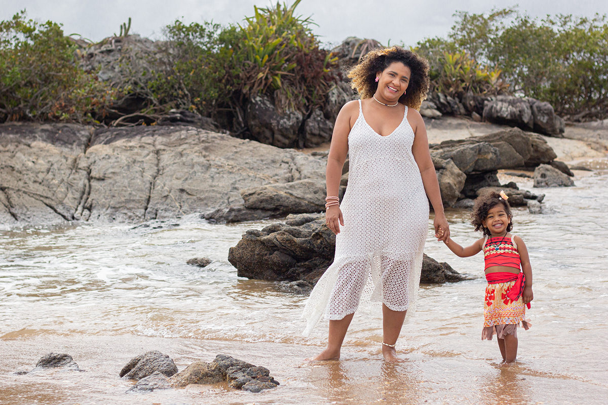 modelo com a mamãe, posam na praia