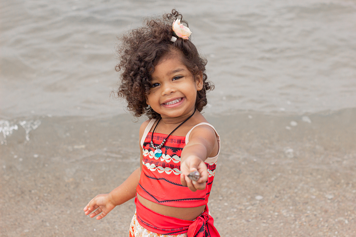 modelo brincando no mar