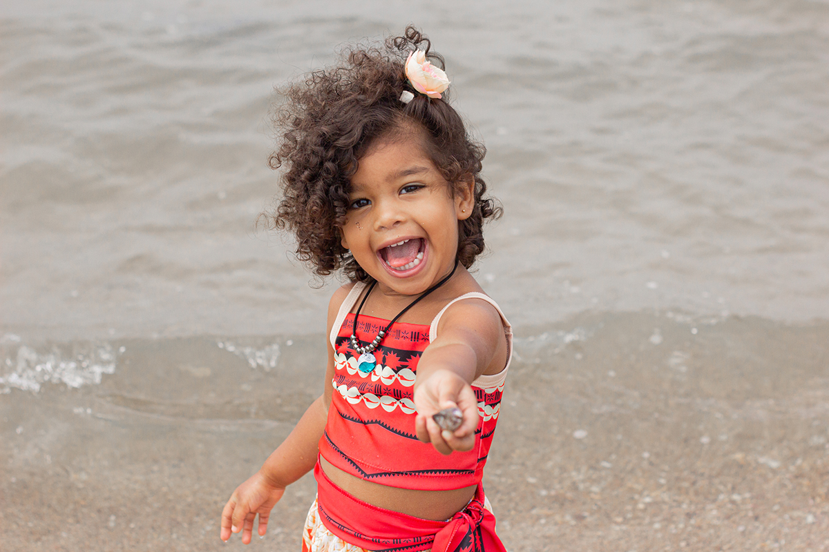 modelo brincando no mar