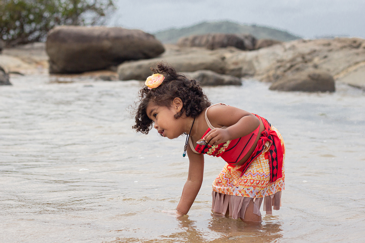 modelo brincando no mar