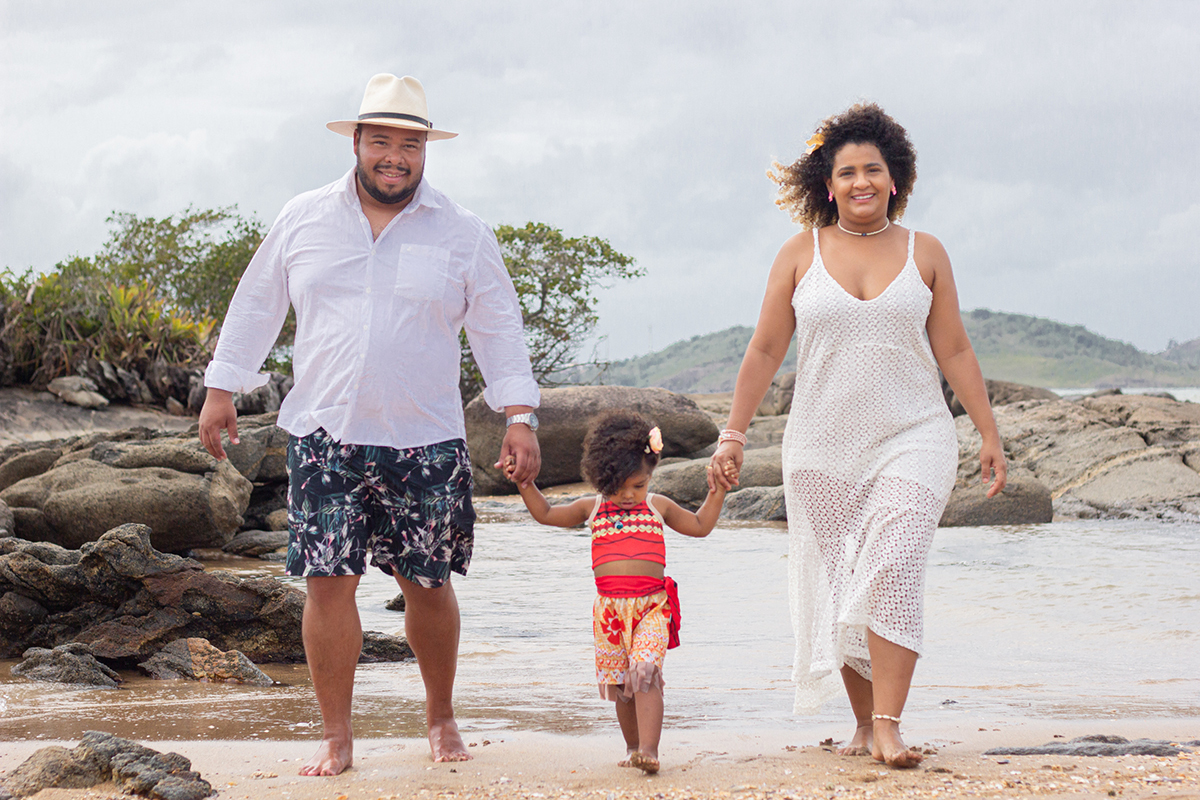 família passeia na praia