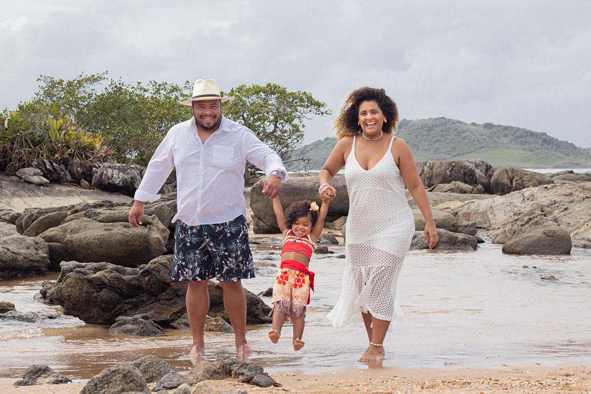 família brinca na praia