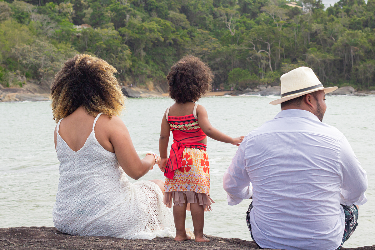 família observa o mar 