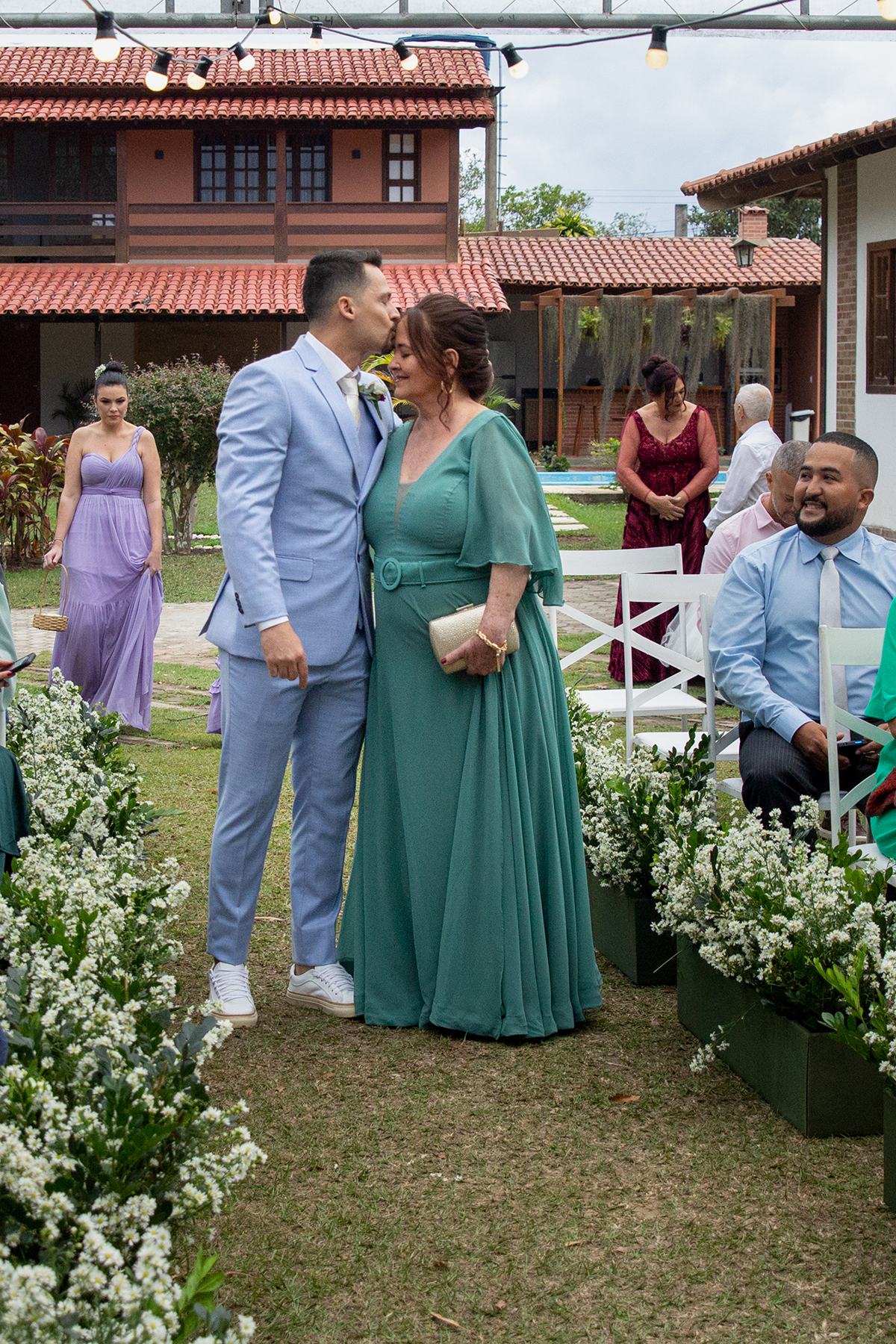 entrada do noivo com sua mae. noivo beija a mae