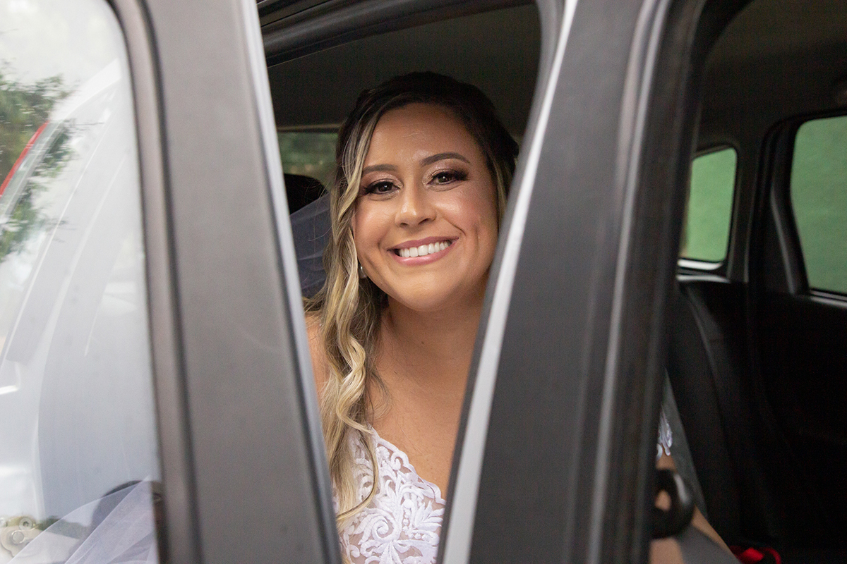 retrato da noiva no carro, antes da cerimonia