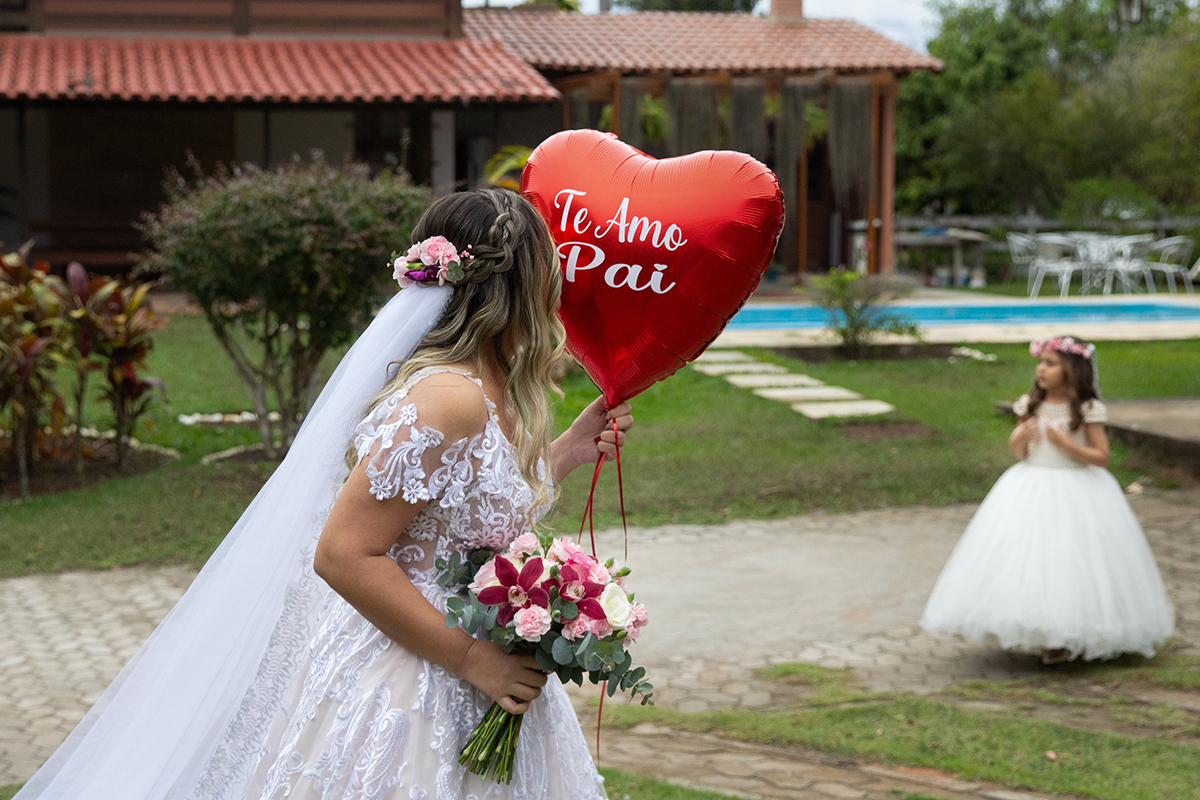 noiva entrando, com balão que homenageia o pai