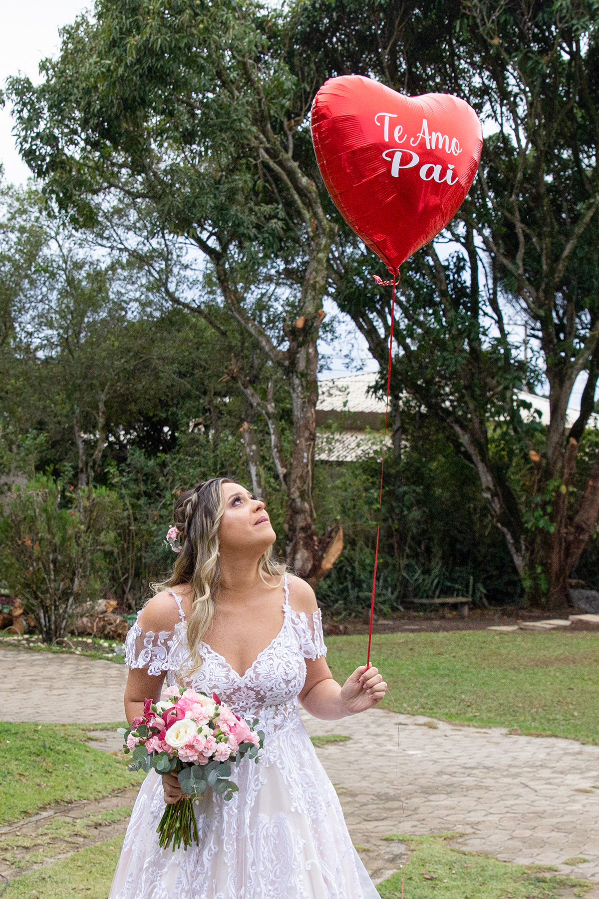 noiva entrando, com balão que homenageia o pai