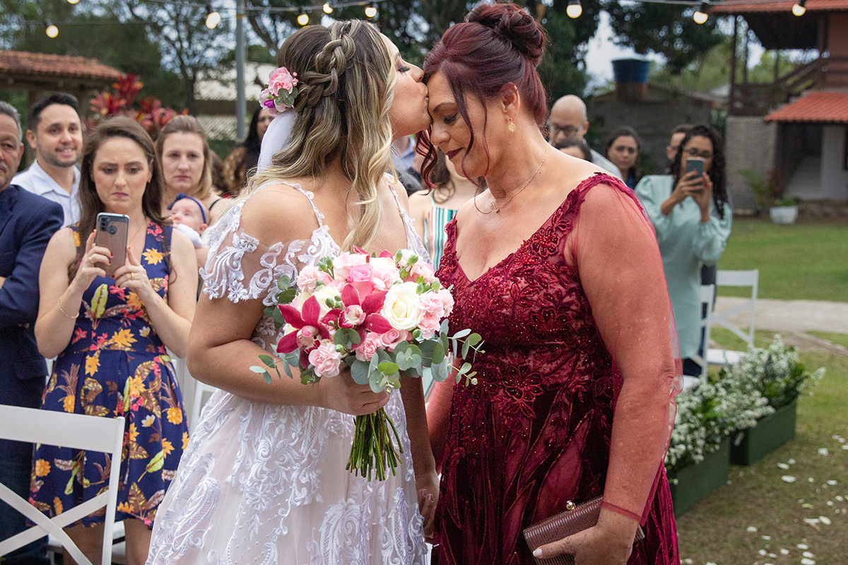 entrada da noiva, onde ela da um beijo em sua mãe