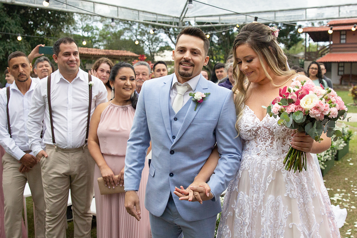 noivo recebe a noiva no altar