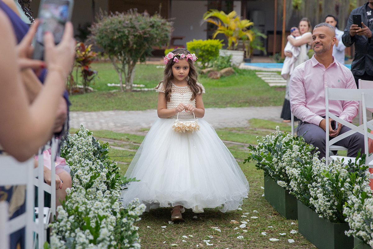 daminha entrando com as alianças