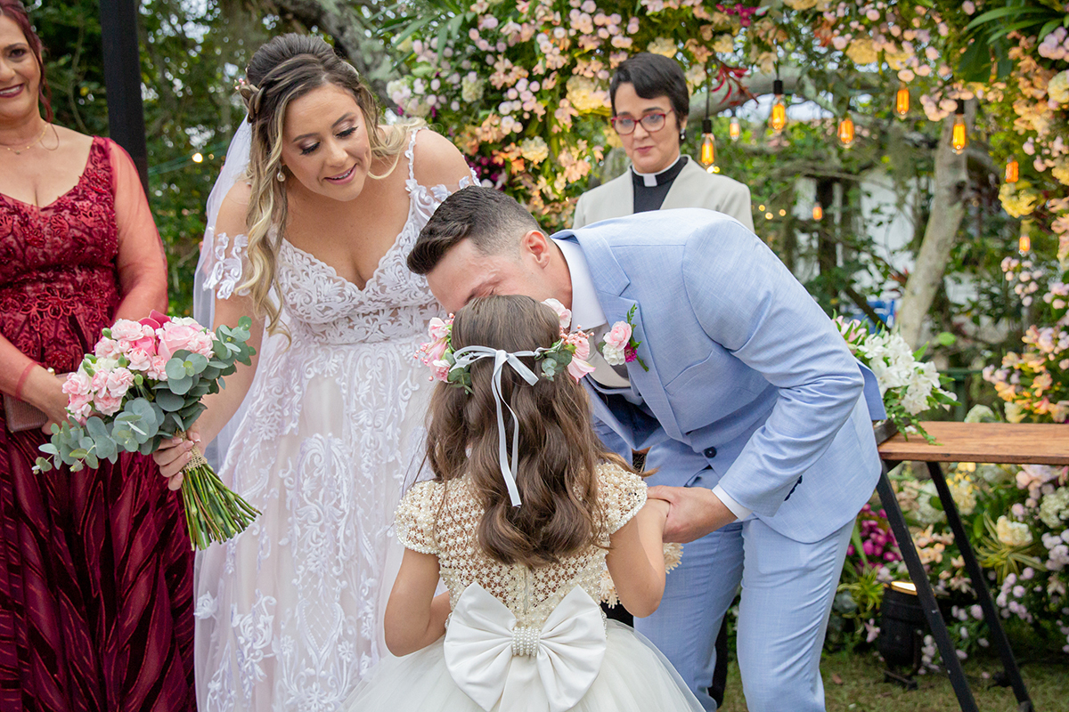 noivos recebem as alianças da daminha, sua filha