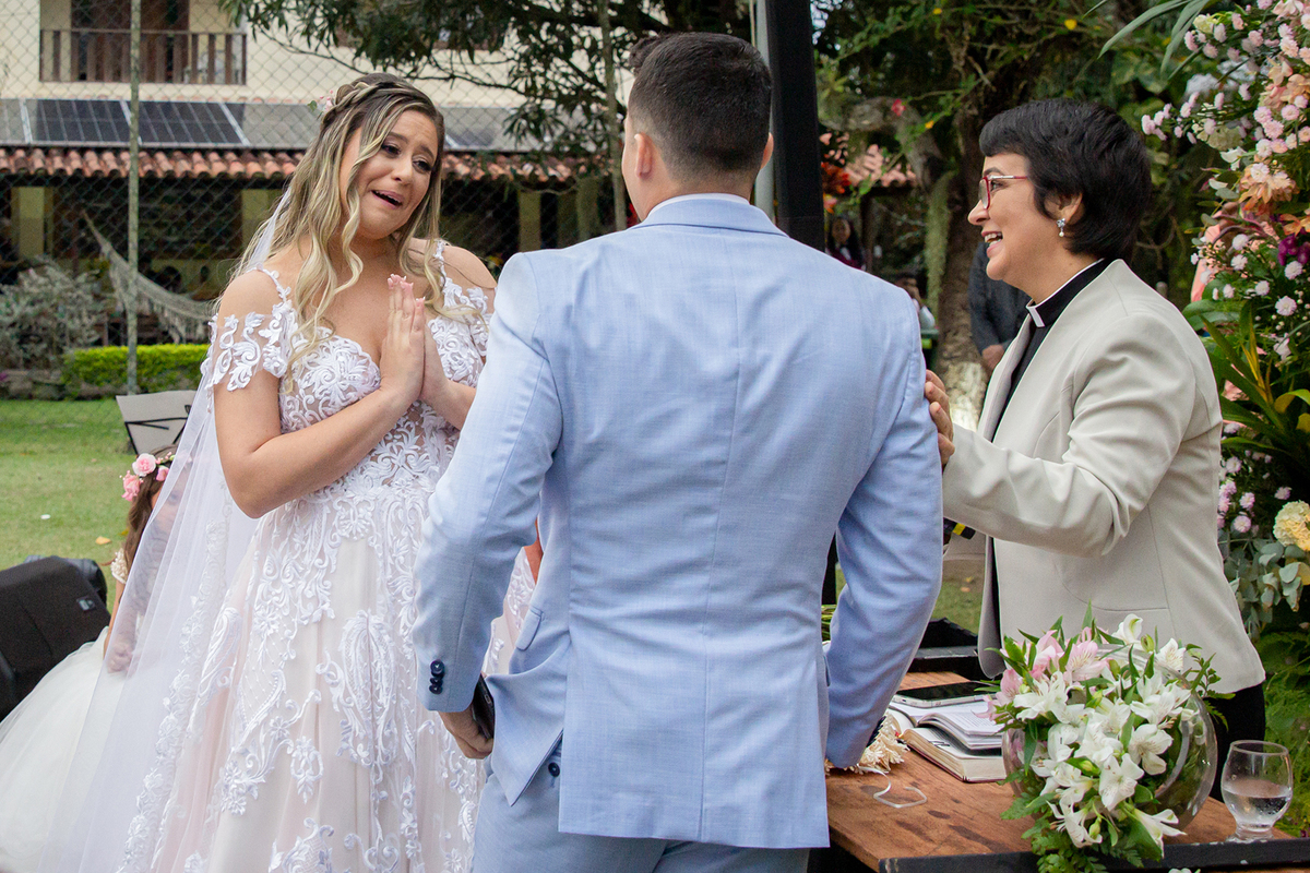 noiva se emociona com o discurso do noivo