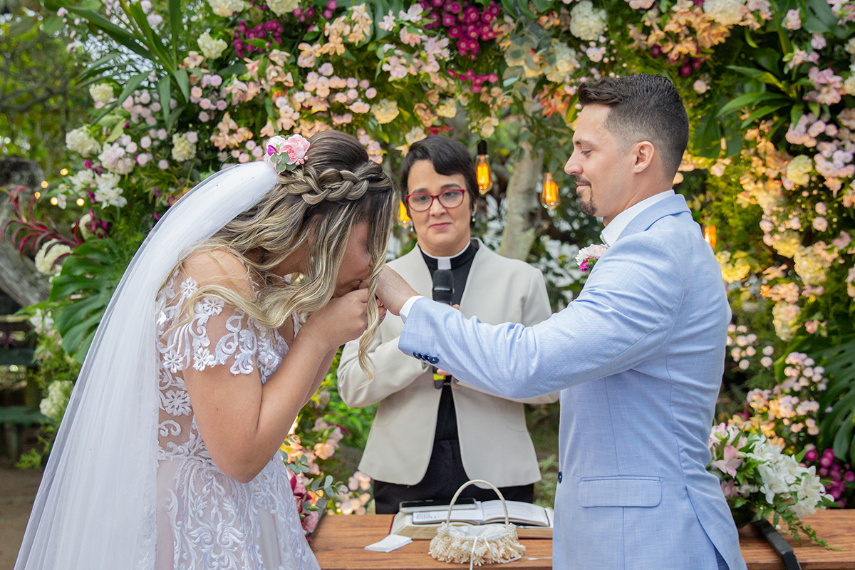 noiva beija a aliança do noivo