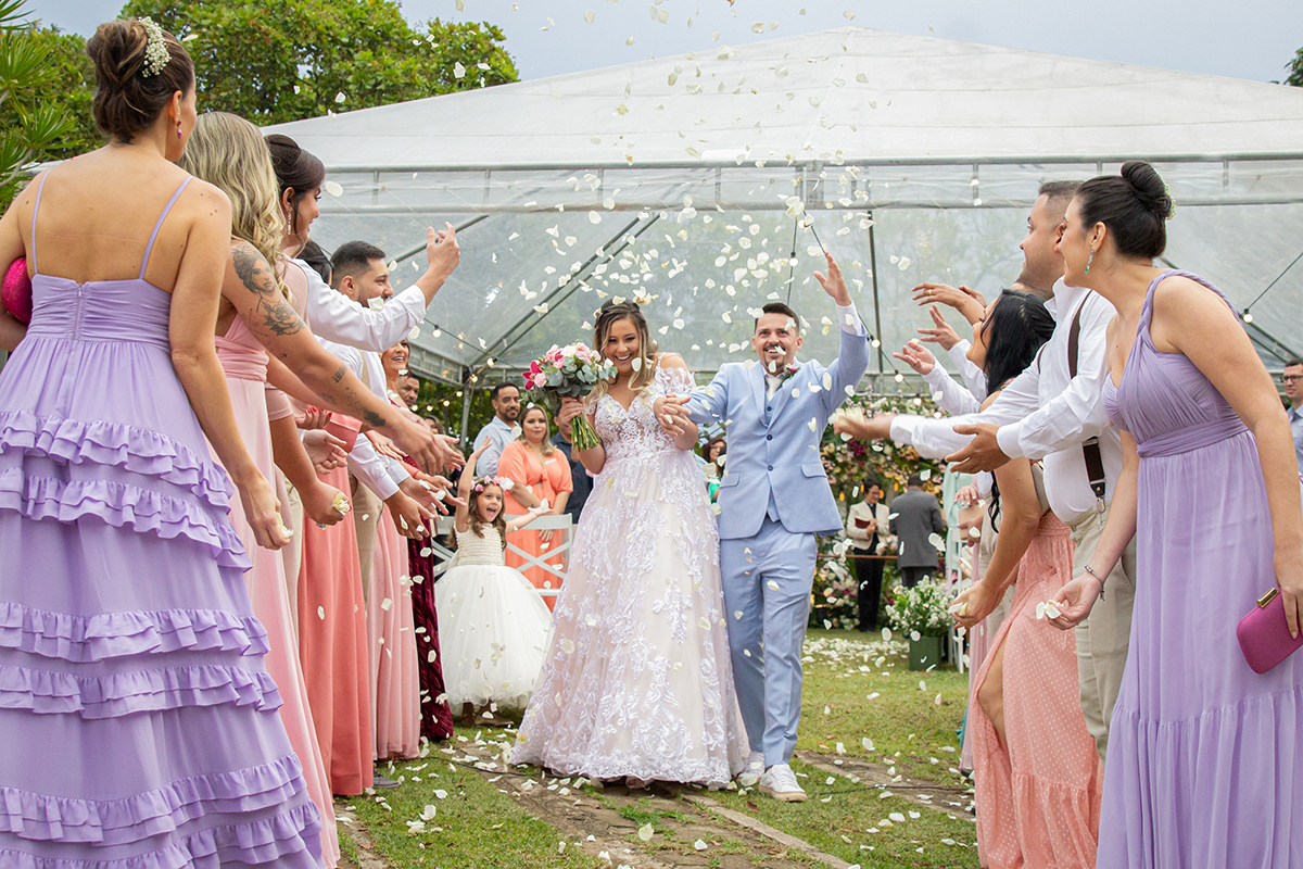 Saída dos noivos, com chuva de pétalas  