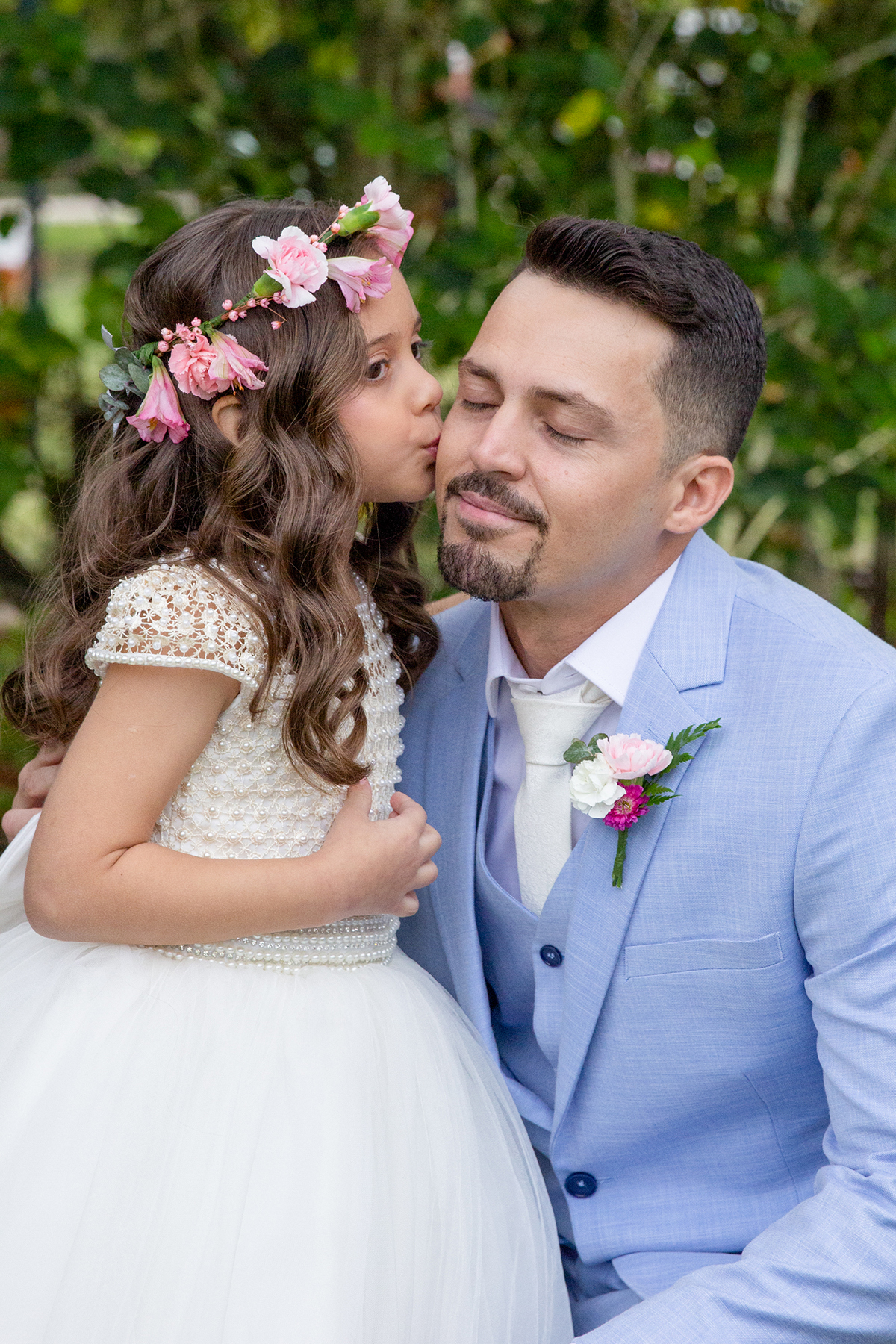 daminha de honra beija seu pai, o noivo, antes da cerimonia 