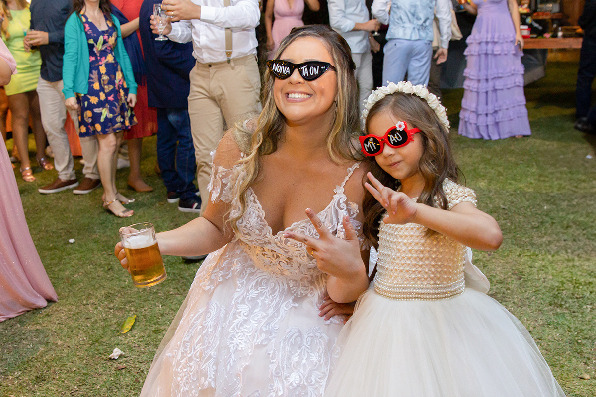 Noiva e sua daminha se divertem na festa