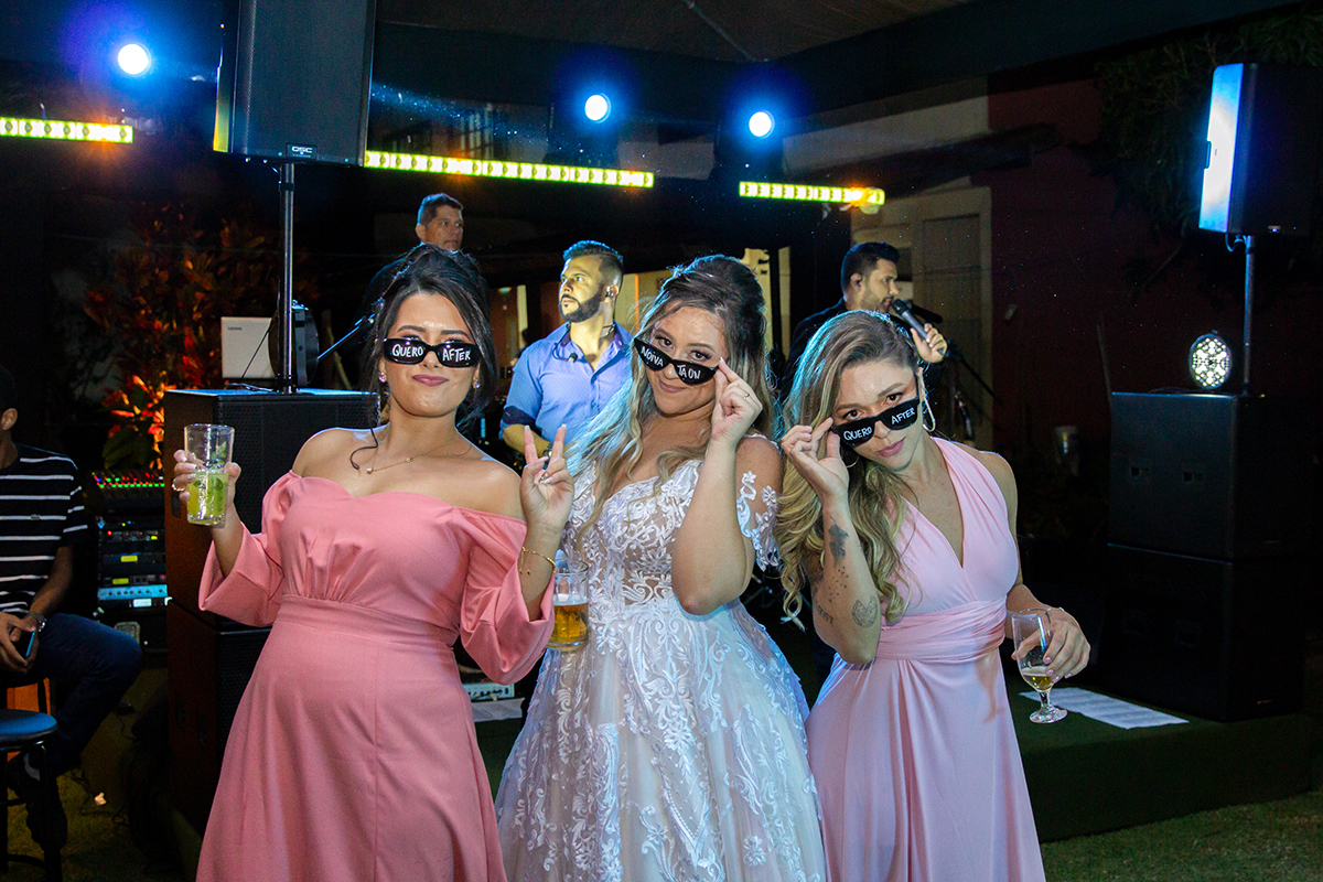 noiva se diverte na festa com suas madrinhas