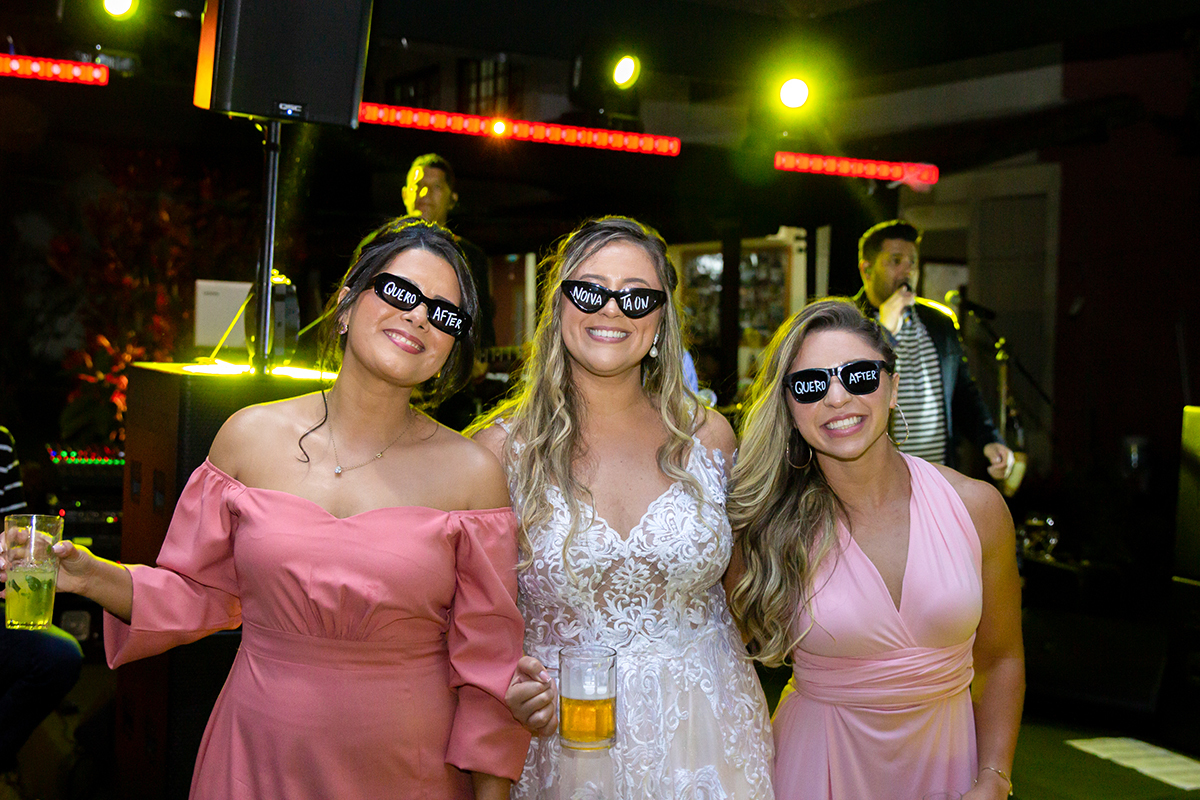 noiva se diverte na festa com suas madrinhas