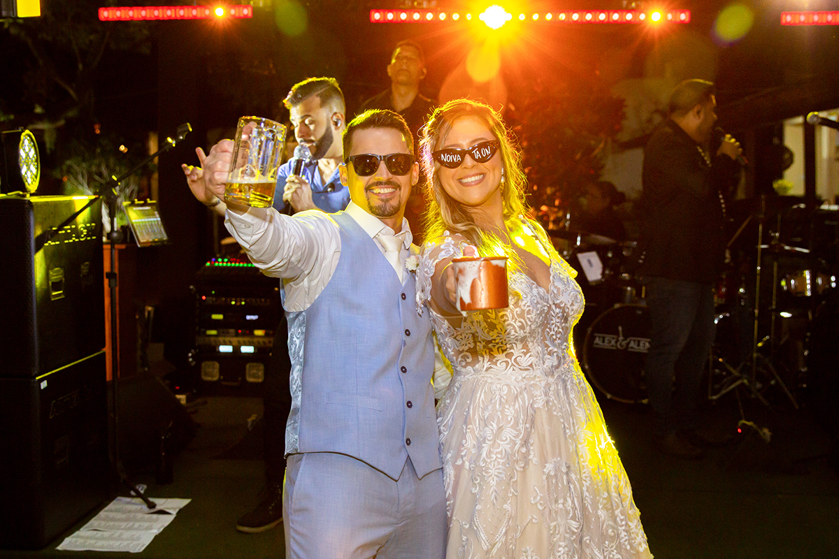 noiva e o noivo brindam na festa
