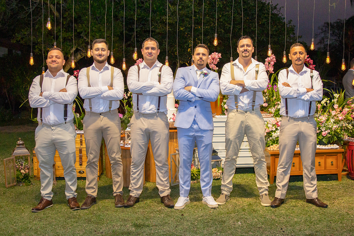Padrinhos posam com o noivo