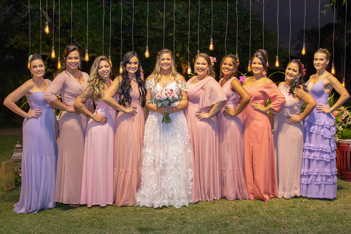 madrinhas posam com a noiva