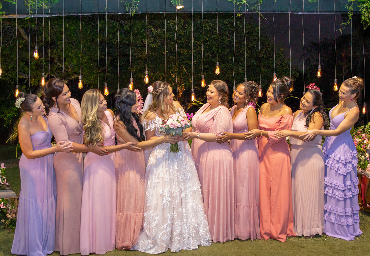 madrinhas posam com a noiva