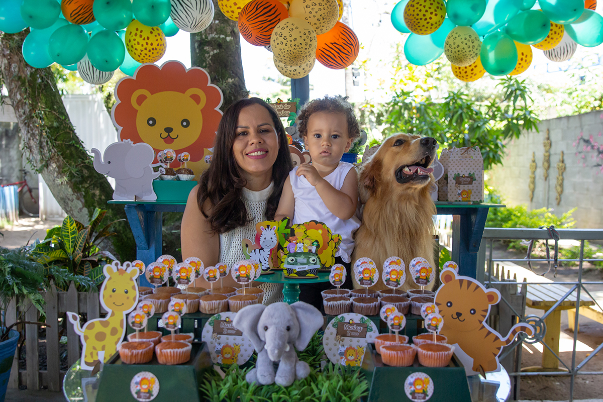 Família na mesa do bolo