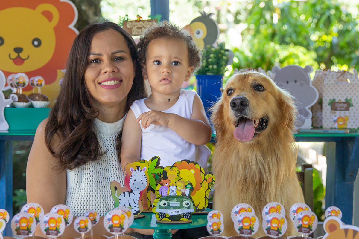Família na mesa do bolo