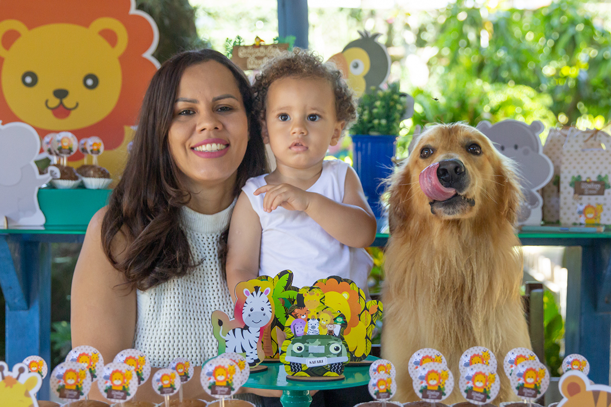 Família na mesa do bolo
