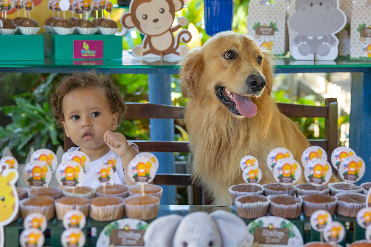 Família na mesa do bolo