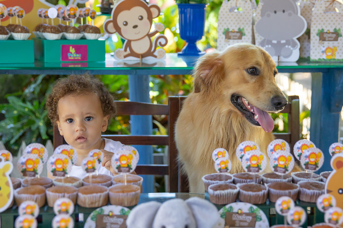 Família na mesa do bolo