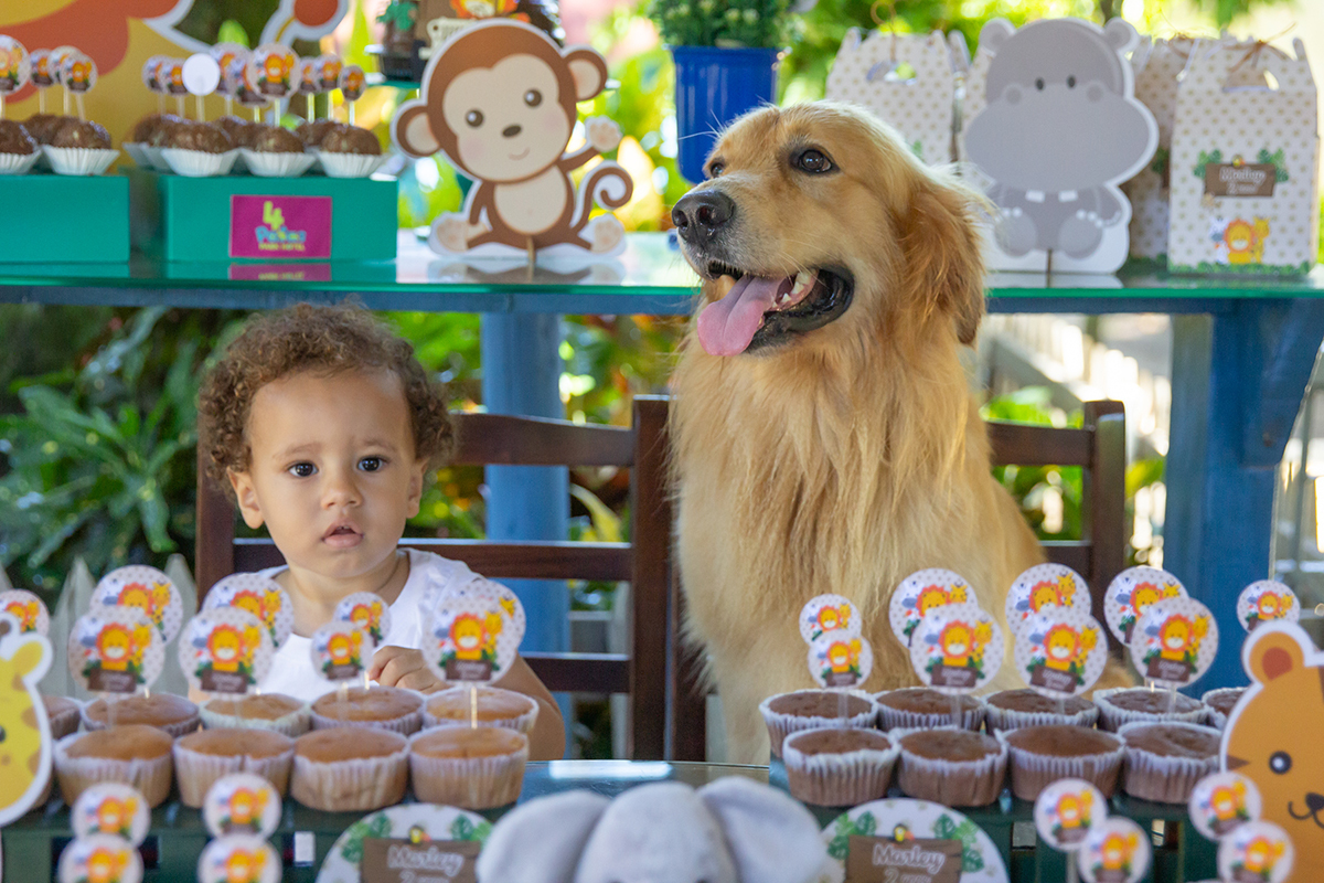 Família na mesa do bolo
