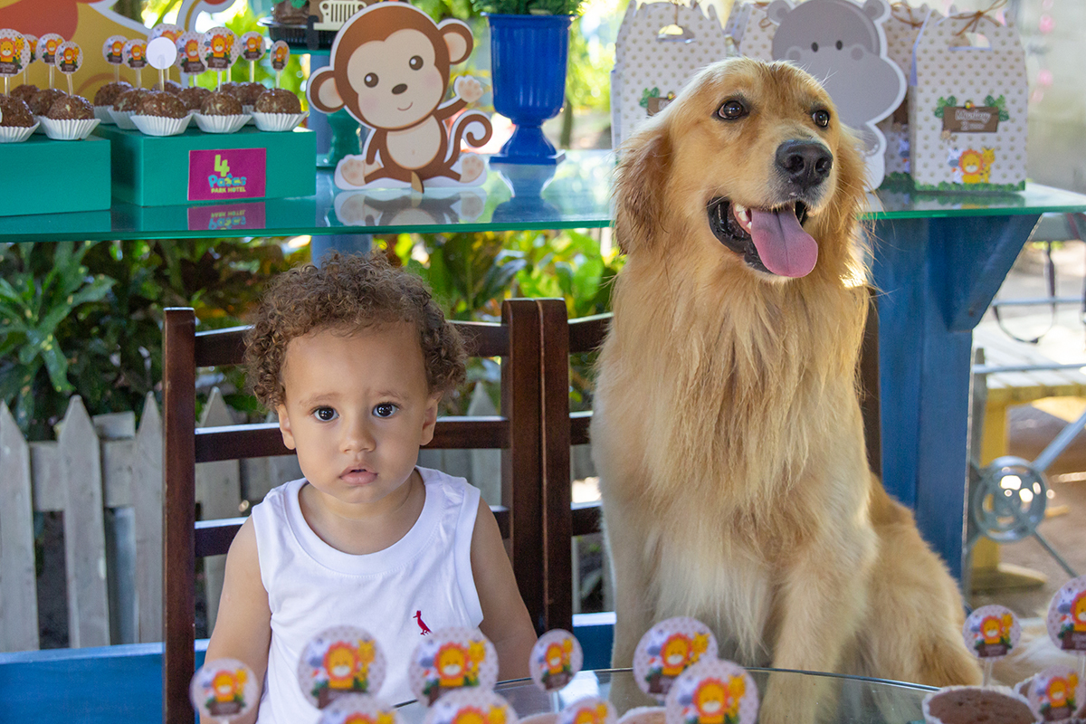 Família na mesa do bolo