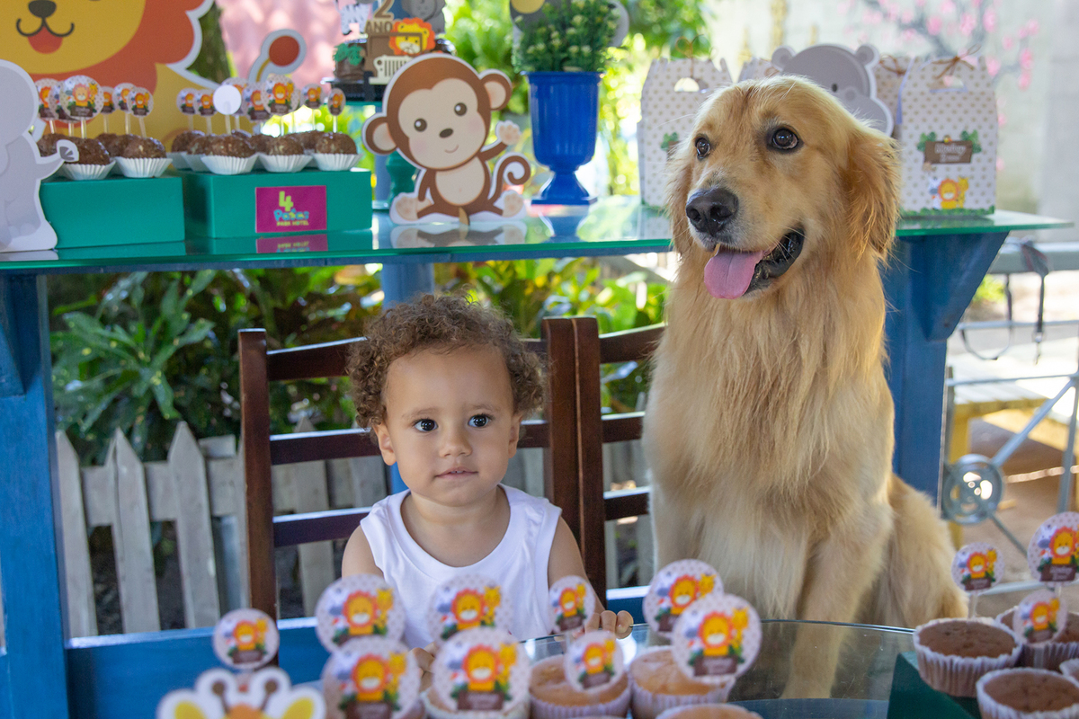 Família na mesa do bolo