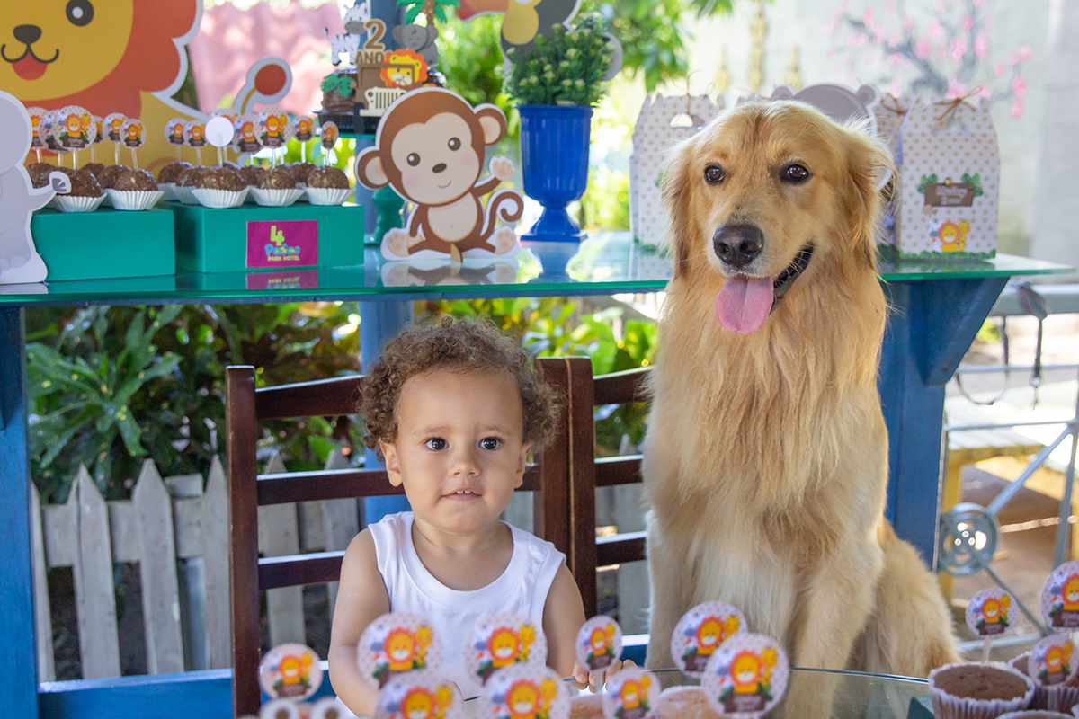 Família na mesa do bolo