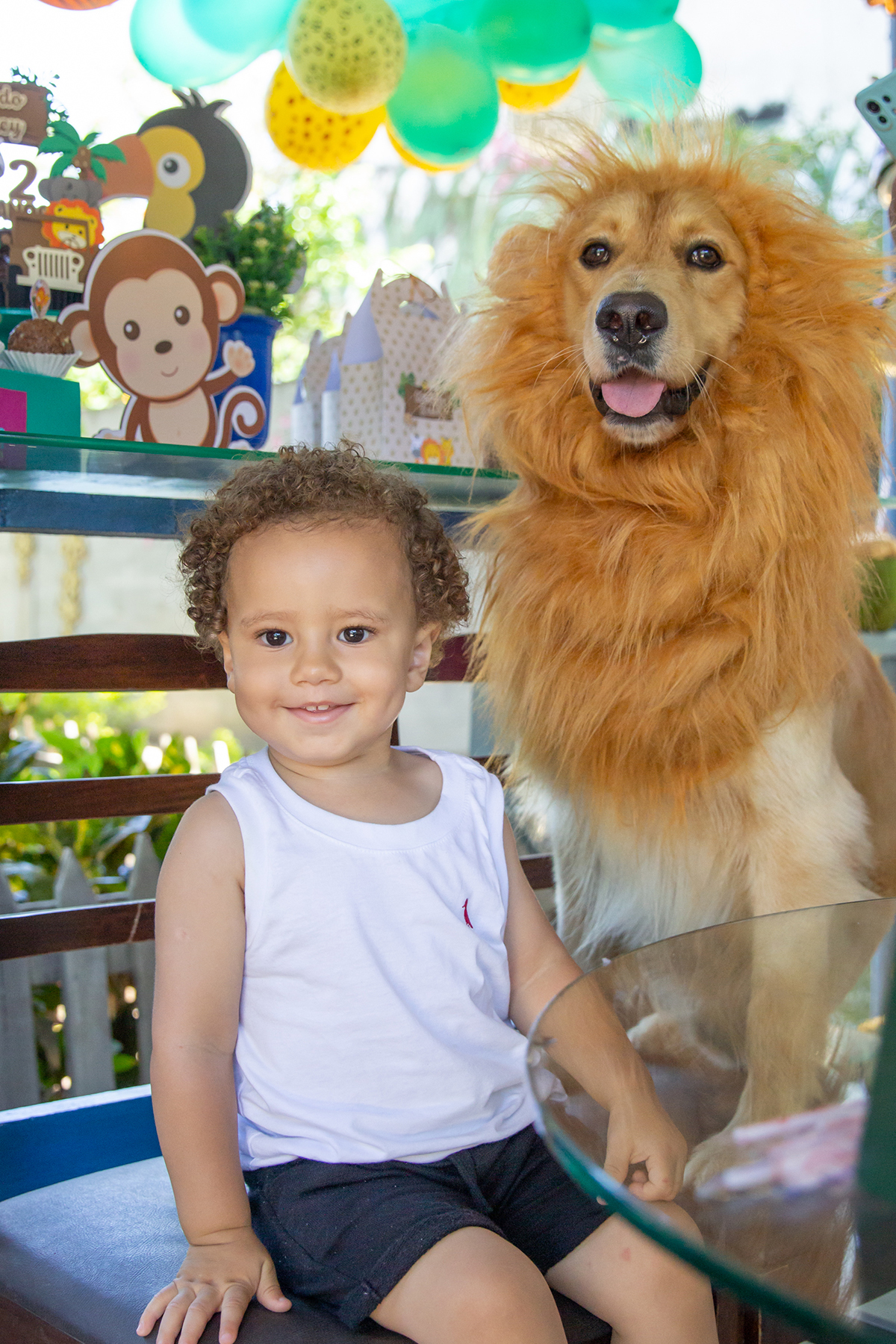 Família na mesa do bolo