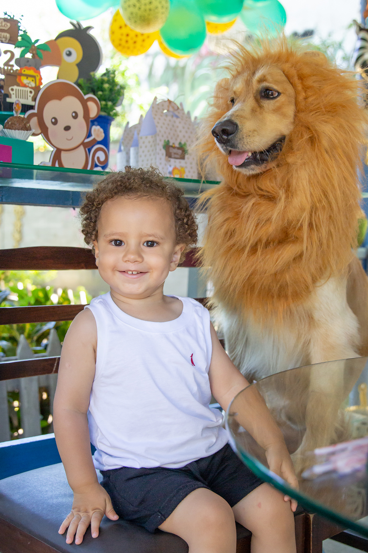 Família na mesa do bolo