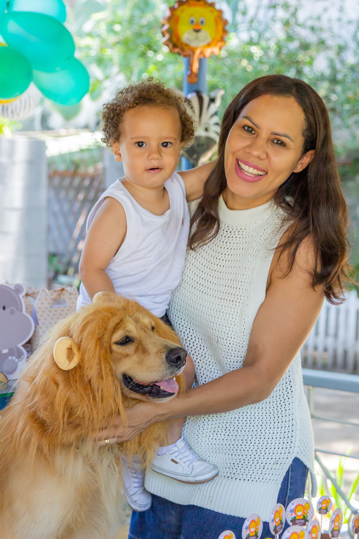 Família na mesa do bolo