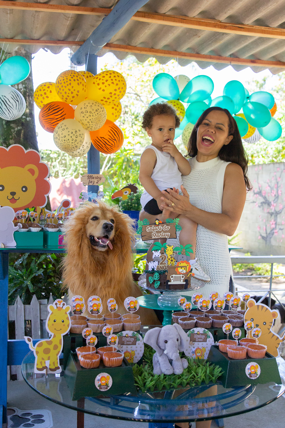 Família na mesa do bolo, cantando parabéns